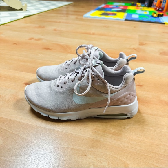 Nike Light Pink & White Air Max Motion LW SE Sneaker Women’s Size 8.5 - Picture 5 of 10